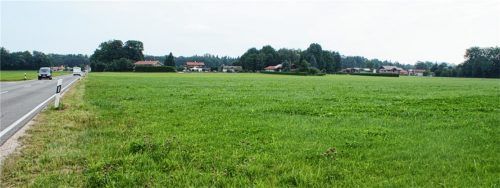 Hier soll das neue Gewerbegebiet „Entenfeld“ entstehen. Im Bild die Ansicht von Südwesten. Begrenzt wird es durch die Staatsstraße 2096 von Grassau nach Grabenstätt (links).Foto vom dorp