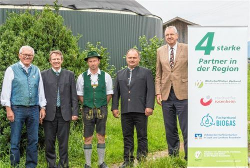 Hinter dem Konzept „Strom aus dem Stall fürs Festzelt“ stehen Biogasbauer Josef Grießer (Mitte) aus Oberwöhrn/Schechen und (von links) Reinhold Frey, Vorsitzender des Wirtschaftlichen Verbands Rosenheim, Christian Bürger, Agrardirektor der Volksbank Raiffeisenbank Rosenheim-Chiemsee eG, Christian Rinser (Zweiter von rechts), Landwirt, Biogasbauer und Sprecher der Regionalgruppe Oberbayern im Fachverband Biogas, sowie Dr. Götz Brühl, Geschäftsführer der Stadtwerke Rosenheim.Foto re