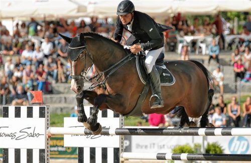Hochkarätiger Sport vor toller Kulisse: Das wird den Besuchern auch heuer wieder beim Chiemsee-Pferdefestival geboten, das an beiden Wettkampf-Sonntagen jeweils ein Springen um einen Großen Preis beinhaltet – so wie im Vorjahr, als Lokalmatador Hendrik Gravemeier (Bild) im zweiten GP den vierten Platz belegt hatte.Foto Weitz