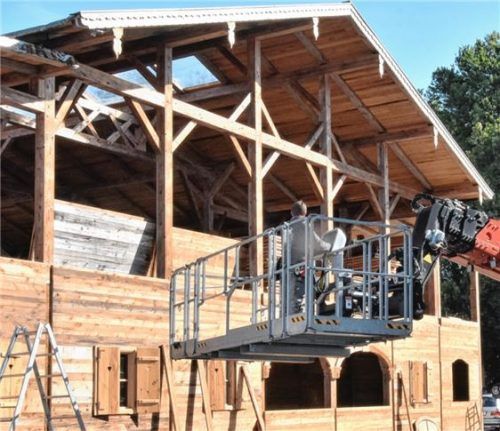 Hoher Sachschaden entstand durch das Handeln eines unbekannten Täters, der eine Abdeckplane am Tatzelwurm aufschlitzte.Foto Schlecker