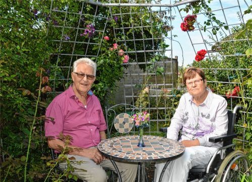 Horst und Ursula Weisser in ihrer Dornröschenlaube, die der Hausherr selbst geschmiedet hat. Fotos Duczek/Weisser