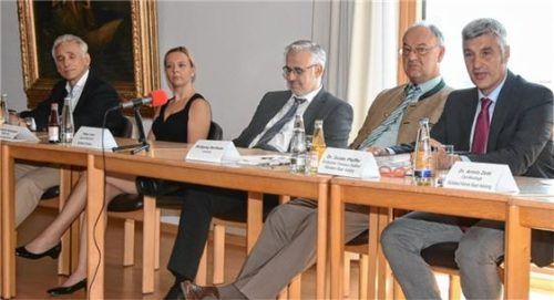 Im Beisein von Geschäftsführer Peter Lenz von den Romed-Kliniken (Dritter von links) versprach Landrat Wolfgang Berthaler (Zweiter von rechts) gestern, dass die Geburtshilfe in Bad Aibling weiterbetrieben werden soll. Rechts im Bild Dr. Guido Pfeiffer, Medizinischer Leiter des Krankenhauses Bad Aibling, links Dr. Christoph Knothe, Ärztlicher Direktor der Romed-Kliniken, und Hebamme Simone Donhauser. Foto Schlecker