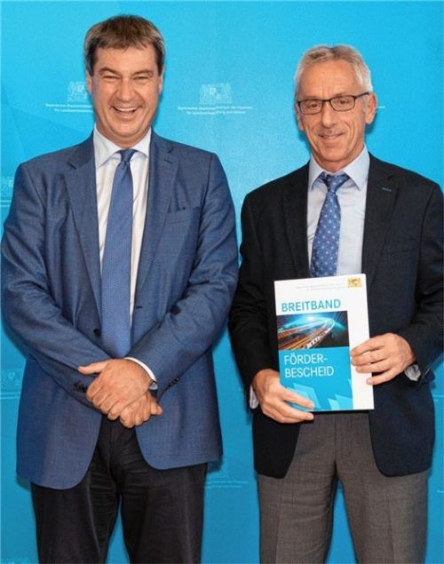 Im Rahmen einer feierlichen Veranstaltung im Bayerischen Staatsministerium der Finanzen, für Landesentwicklung und Heimat in München nahm Riederings Bürgermeister Josef Häusler den Bescheid für die Förderung des Breitbandausbaus in Höhe von 788878 Euro entgegen.Foto re