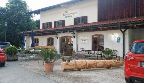 Im Sachranger Dorfladen geht der Verkauf trotz Straßensperrung ohne Einschränkung weiter.Foto  re