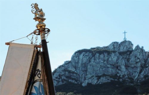 Im Schatten des Gipfels mit seinem markanten Eisenkreuz wird den Opfern des Zweiten Weltkriegs gedacht.Fotos Rehberg