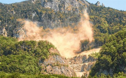 Im Steinbruch von Überfilzen haben in den vergangenen Tagen Sprengarbeiten stattgefunden. Die Ergebnisse sind weithin sichtbar und finden oberhalb der Sicht- und Immissionsschutzwand statt.Foto stv