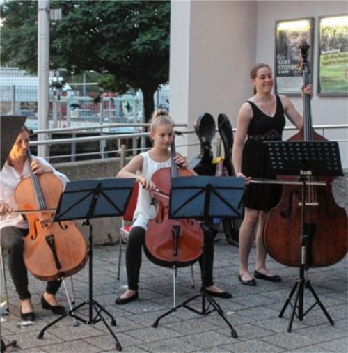 In der Konzertpause unterhielten einige Ensemble-Mitglieder und ihre Dozenten die Konzertbesucher mit bekannten Operettenmelodien und Filmklassikern.