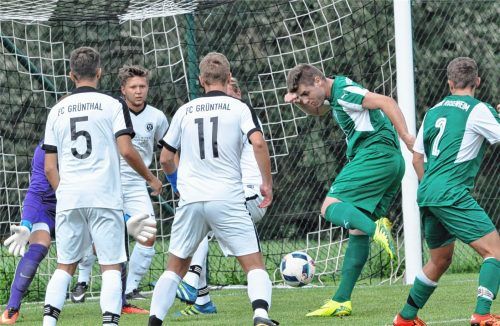 In dieser Situation konnte die vielbeinige Grünthaler Abwehr den Rosenheimer Torschuss in höchster Not abblocken.Foto Neumeier
