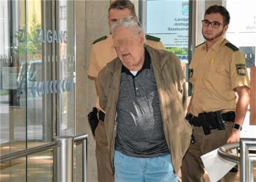 In Handschellen brachten Justizbeamte den Angeklagten in den Gerichtssaal.Foto Kretzmer-Diepold