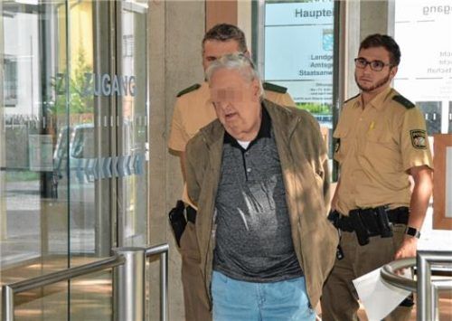 In Handschellen führten Justizbeamte den Angeklagten in den Gerichtssaal.Foto Kretzmer-Diepold