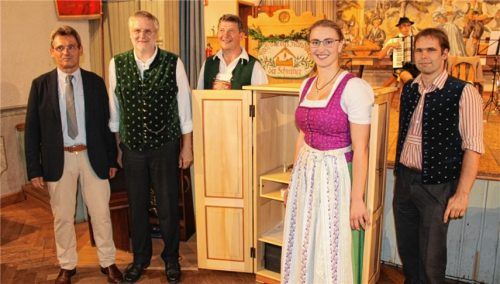 Innungsobermeister Peter Moser, Prüfungsausschussvorsitzender Sebastian Fischer und stellvertretender Obermeister Stefan Opperer waren stolz auf das sehr gute Prüfungsergebnis von Marina Vogt, die ihre Ausbildung bei Martin Impler in Bad Feilnbach absolvierte (von links). Foto Steffenhagen