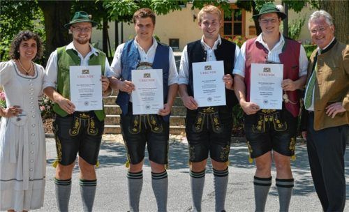 Junge Agrarbetriebswirte nehmen Zeugnisse entgegen