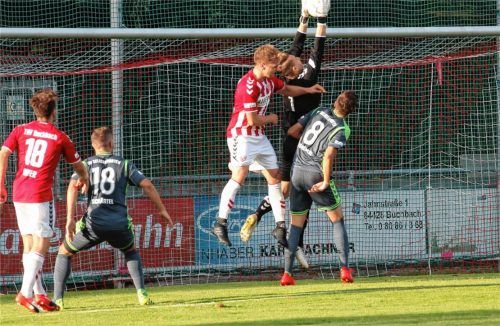 Keeper Sebastian Kolbe klärte in dieser Szene vor Thomas Leberfinger, der später traf. Foto  Buchholz