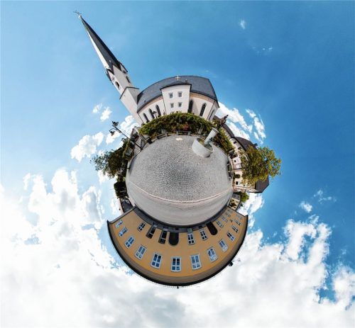 Kirche, markantestes Gebäude am Platze, Brunnen – alles da. Nur der beliebte Badeweiher des Ortes fehlt. Wie heißt der Ort südwestlich von Wasserburg, zu dem es im Text mehr Informationen gibt? Der siebte Buchstabe des Ortsnamen ist der letzte der Lösung. Foto Ruf