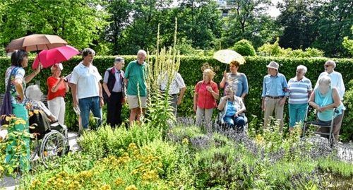 Kleine Ausflüge, wie auf unserem Foto gezeigt, in den Riedergarten, gehören zum Programm der Demenzgruppe.Foto re