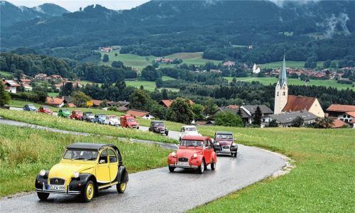 Kunterbunte Entenkarawane: Seit 20 Jahren gehören den 2CVs einmal im Jahr die Straßen auf dem Samerberg und im Chiemgau. Fotos  Schlecker