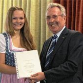 Landrat zeichnet 129 Einserschüler aus