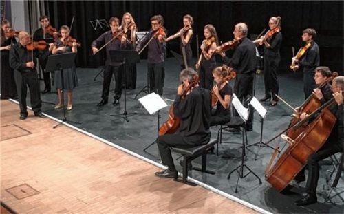 Lehrer und Schüler gemeinsam: das Akademiekonzert während der Mühldorfer Sommerakademie.Foto  re