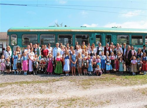 Letztes Jahr: Gruppenbild mit Miss Herbstfest Steffi Paul vor der Abfahrt.Foto re