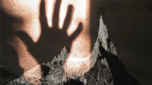 Lichtspiel mit der Hand eines Ausstellungsbesuchers auf dem Mathis-Foto der „Aiguilles Dibona“, 2016.Foto gär