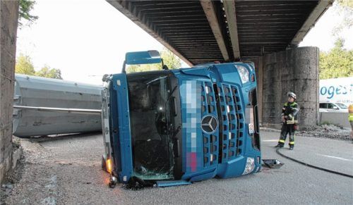 Lkw umgestürzt: Behinderungen im Zugverkehr