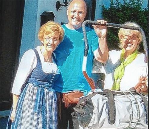 Ludger Bücker mit seiner „Mikaela“ zusammen mit Erika Medl (links) und Annelie Eberl in Harthausen.