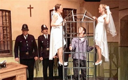 „Mackie Messer“ geht es allmählich an den Kragen – und auch seine beiden Bräute wollen ihn nicht aus dem Gefängnis retten. Aber natürlich gibt es für einen „Mack“ immer noch eine andere Option...Foto  knothe