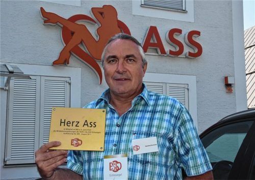 Manfred Burtscher, Betreiber des „Herz Ass“, zeigt stolz das erste Gütesiegel in Deutschland, das der Bundesverband Sexuelle Dienstleistungen e.V. an das Rosenheimer Etablissement verliehen hat. Foto Schlecker