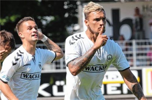 Mann des Tages: Sascha Marinkovic (rechts), der seinen ersten Dreierpack in der Regionalliga erzielt hat. Links Tim Sulmer, der alle drei Treffer vorbereitet hat. Foto Buchholz
