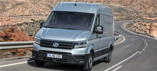 Markante Scheinwerfer, verchromter VW-Grill, große Lufteinlässe in der Frontschürze: Der neue VW Crafter.