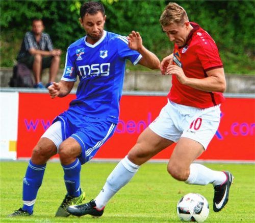Maximilian Probst (rechts) hatte in Ismaning die beste Traunsteiner Gelegenheit. Foto Fehrmann