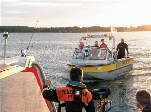 Mit Booten und Tauchern haben die Wasserretter in den vergangenen Tagen intensiv nach der 77-jährigen Samerbergerin gesucht. Am Mittwochabend gab der Simssee die Leiche der Frau frei.Foto reisner