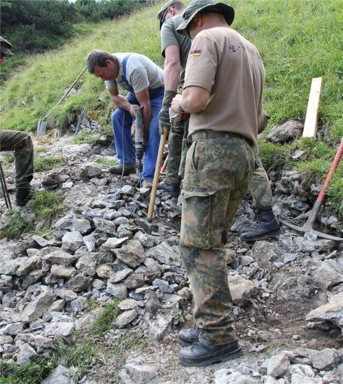 Mit dem Bohr- und Aufbrechhammer „Cobra“ werden hier die Sprenglöcher gebohrt. Reservisten und Mitarbeiter der Wendelsteinbahn erneuern die Gebirgswege.