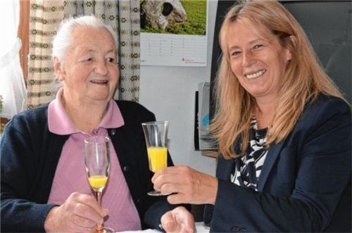 Mit einem Glas Sekt stieß Bürgermeisterin Doris Laban mit der Jubilarin auf deren Geburtstag an.Foto amf