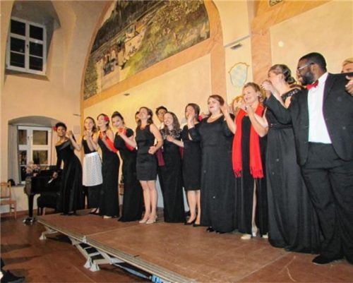 Mit einem riesigen Applaus bedankte sich das Publikum bei den jungen Künstlern für ihr hervorragendes Konzert.Foto stv