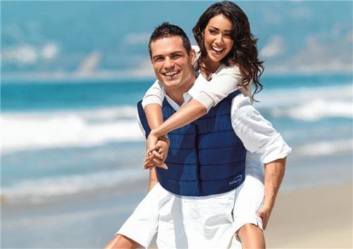 Mit Kühlwesten wird durch natürliche Verdunstungskälte eine Kühlleistung von 600 Watt/l erzeugt, die zur Temperaturreduktion von bis zu 12°C führt. Klimaneutral und umweltbewusst. Sozusagen eine „Klimaanlage zum Anziehen“.