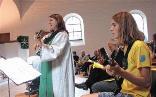 Mittendrin statt nur dabei: Diakonin Marianne Lorenz bei ihrem Abschiedsgottesdienst.Foto re