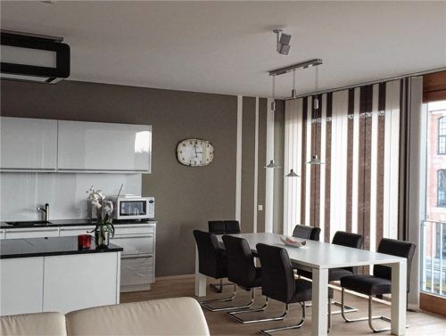 Moderne Wohnlandschaft mit farblich abgestimmten Komponenten.