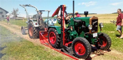 Nach dem Mittagstisch kämpfen die Pferdestärken der Traktoren gegen das Gewicht des Bremsschlittens. Hier ein Bild aus Pauluszell.Foto ai