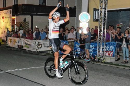 Nach der Ausfahrt mit den OVB-Lesern gab’s den Sieg bei der Bruckmühler Radsportnacht: Marcus Burghardt jubelt nach Überqueren der Ziellinie.