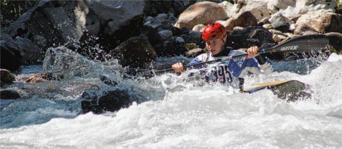 Nico Paufler fährt bei der deutschen Meisterschaft im Wildwasserrennsport 2017 in Lofer auf der Saalach durch den berüchtigten Katarakt. Foto  Zimmermann