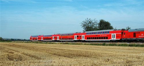 Noch geht es nur einspurig mit dem Zug in Richtung München. Die Vorplanungen für den zweigleisigen Bahnausbau sind fast abgeschlossen, dann geht es an die Entwurfsplanung. Foto  kob