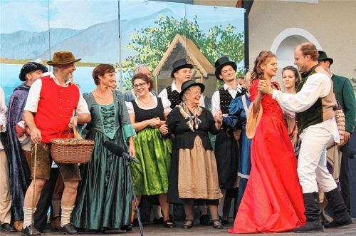 Noch tanzt Jedermann (Ben Regner) mit seiner Buhlschaft (Sophia Biller).Foto  Müller