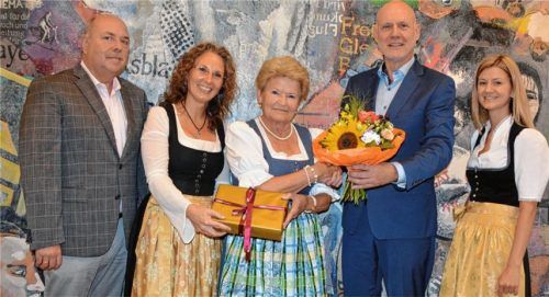 OVB-Redaktionsleiter Willi Börsch (Zweiter von rechts) und Christina Pfaffinger, Geschäftsführerin des Tourismusverbandes Chiemsee-Alpenland (Zweite von links), gratulieren Rosi Karl zum Hauptgewinn. Auch Marketingleiterin Sandra Grundl vom Tourismusverband und Norbert Kotter, verantwortlicher Redakteur für Rosenheim Stadt und Land bei den OVB-Heimatzeitungen, gratulierten ihr.Foto pilger