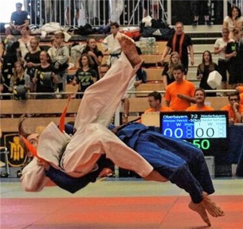 Patrick Weisser bei einem erfolgreichen Wurf für Oberbayern im Duell gegen Niederbayern.