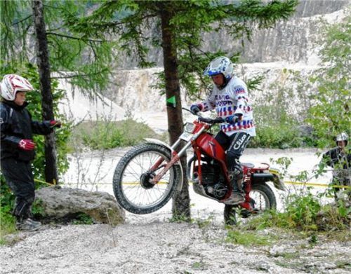 Peter Holzner vom MC Rosenheim, leitender Mitorganisator des Fischbacher Klassik-Trials, wurde Dritter in der mittelschweren Klasse „Twinshock Clubman“.Foto Schmid
