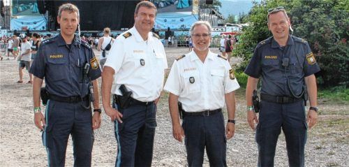 Polizeipräsident Robert Kopp (Zweiter von rechts) und sein Vertreter Harald Pickert (Zweiter von links) besuchten am Donnerstag das Festivalgelände und tauschten sich unter anderem mit Polizeihauptkommissar Christoph Abfalter (links) und Polizeioberrat Rainer Wolf aus, der den Einsatz vor Ort leitet.Foto polizei