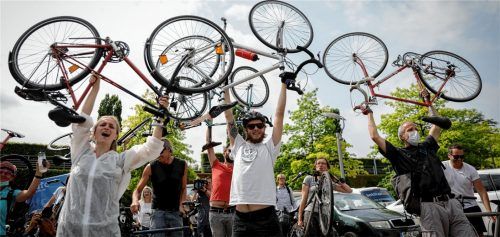 Protest gegen den Diesel-Gipfel: Demonstranten recken vor dem Bundesinnenministerium Fahrräder in Luft.Foto  dpa