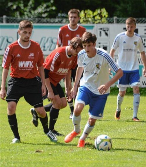 Raublings Torschütze Ulrich Raffeiner hat hier seinen Riederinger Gegenspieler abgehängt.Foto Ruprecht