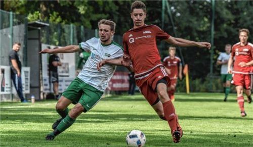 Reichertsheim-Ramsaus Markus Eisenauer (links) beschäftigte Schönaus Abwehr immer wieder.Foto Wimmer